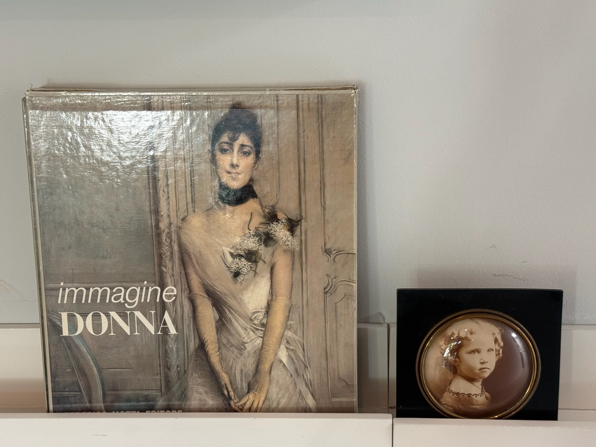 Immagine donna art book with portrait medallion